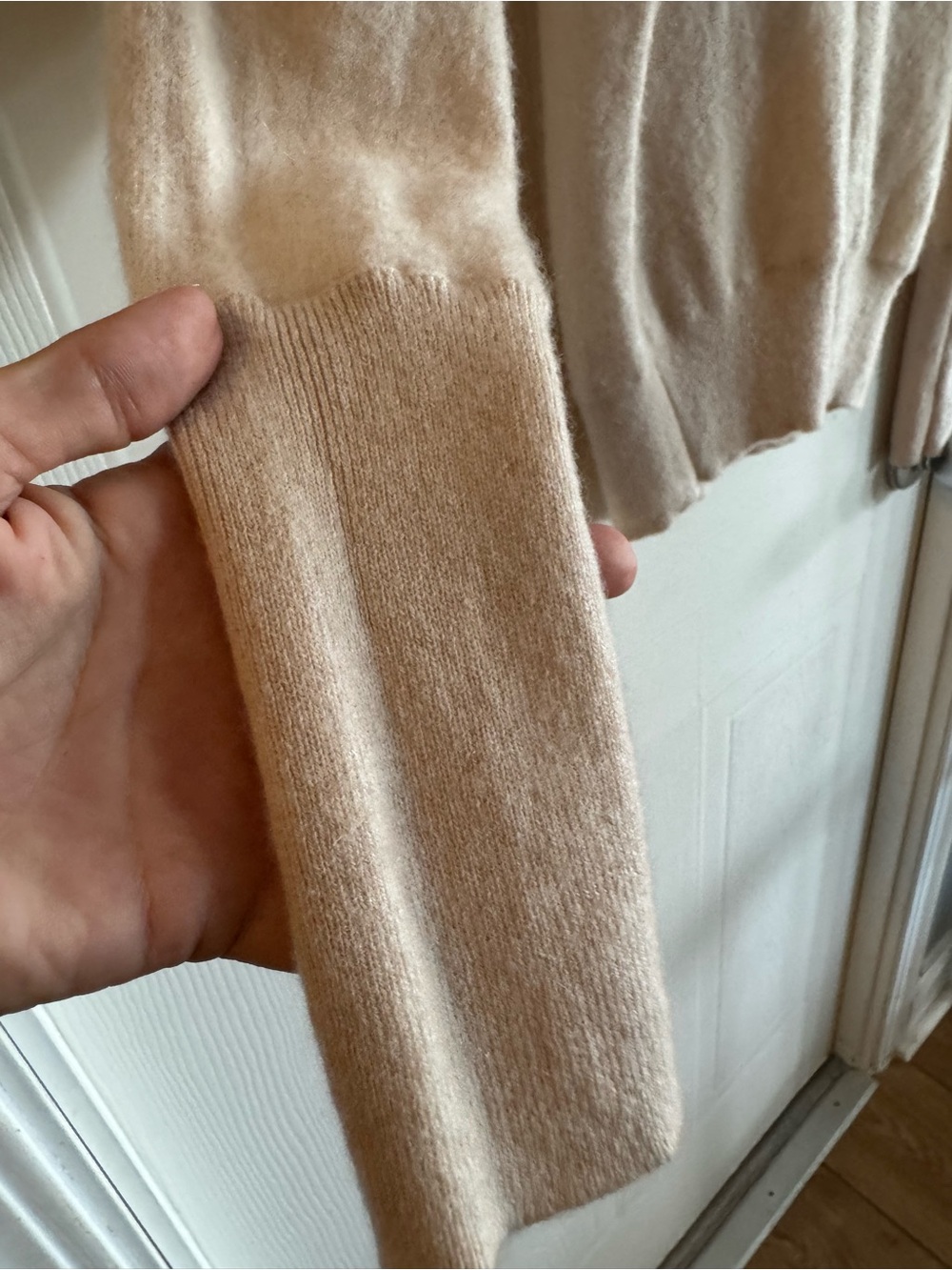 Tahari 100% Cashmere Cream Beige V-Neck Butter Soft Knit Sweater Size M - Picture 5 of 7
